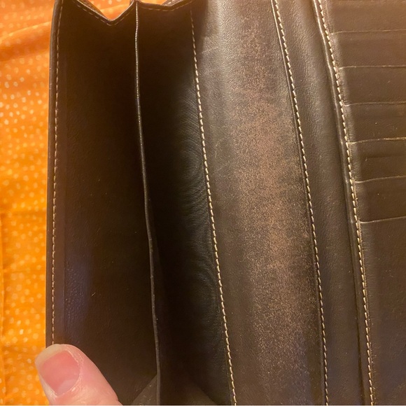 Authentic Gucci Wallet with heart clasp - Picture 6 of 7